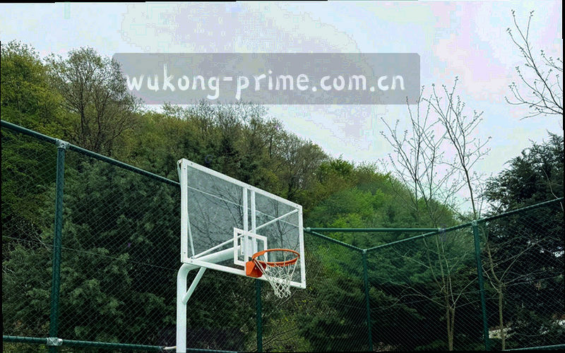 球场局部特写，暗调高对比与颗粒质感，只见地面标线与球体局部